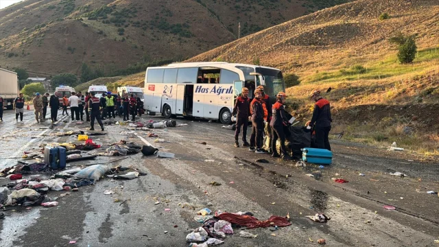 Sivas'ta Yolcu Otobüsü Kazası: 3 Can Kaybı 24 Yaralı