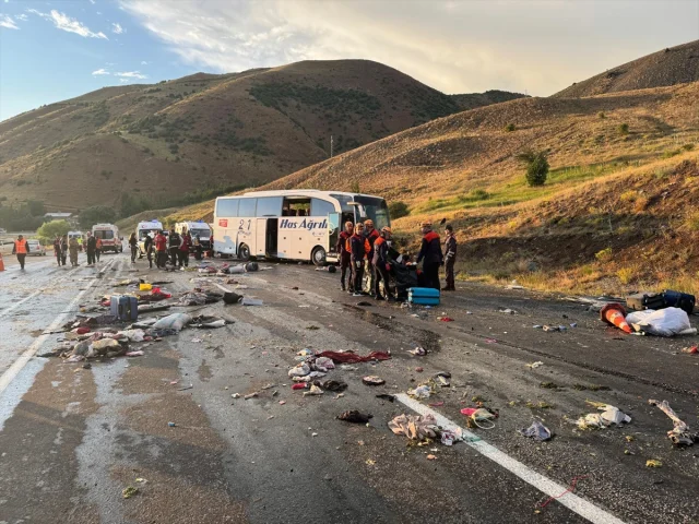 Sivas'ta Yolcu Otobüsü Kazası: 3 Can Kaybı 24 Yaralı