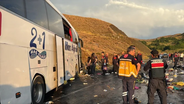 Sivas'ta Yolcu Otobüsü Kazası: 3 Can Kaybı 24 Yaralı