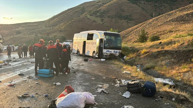 Sivas'ta Yolcu Otobüsü Kazası: 3 Can Kaybı 24 Yaralı