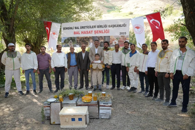 Hakkari'de Bal Hasat Şenliği Geleneksel Bir Festivale Dönüşt...