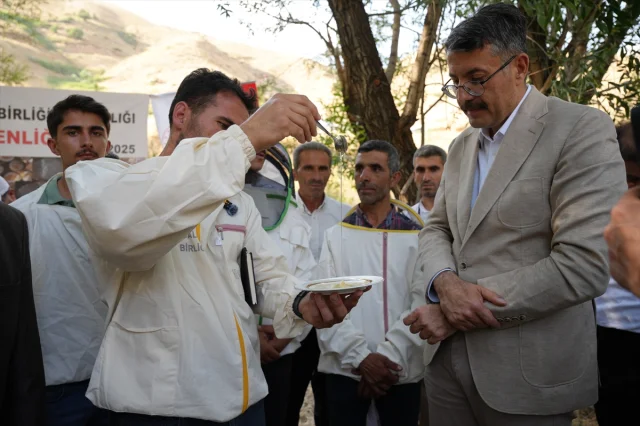 Hakkari'de Bal Hasat Şenliği Geleneksel Bir Festivale Dönüştü