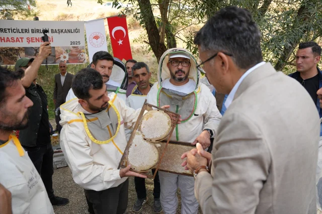 Hakkari'de Bal Hasat Şenliği Geleneksel Bir Festivale Dönüştü