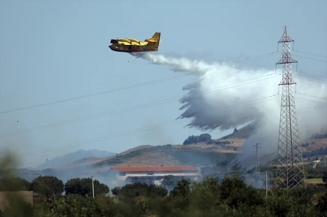 Sicilya'da Kontrol Altına Alınamayan Yangın Tehlikesi