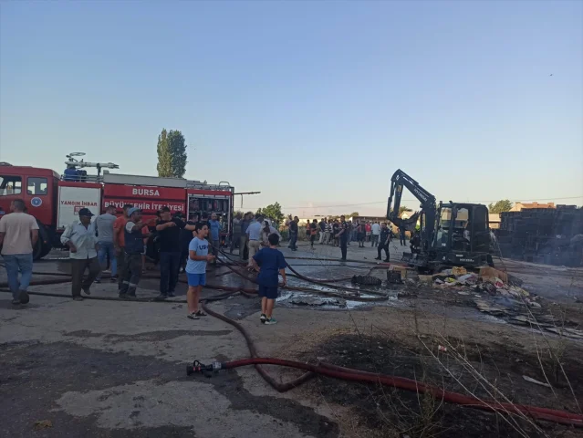 Bursa'da Meyve Sebze Paketleme Tesisindeki Yangın Kontrol Altına Alındı