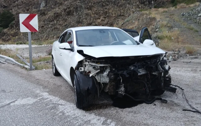 Erzincan'da İki Ayrı Trafik Kazası 5 Kişiyi Yaraladı