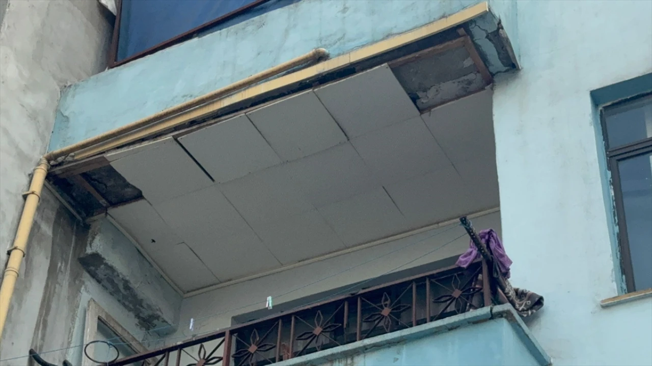 Küçükçekmece'de Bina Çöktü Çatısı Panik Yarattı