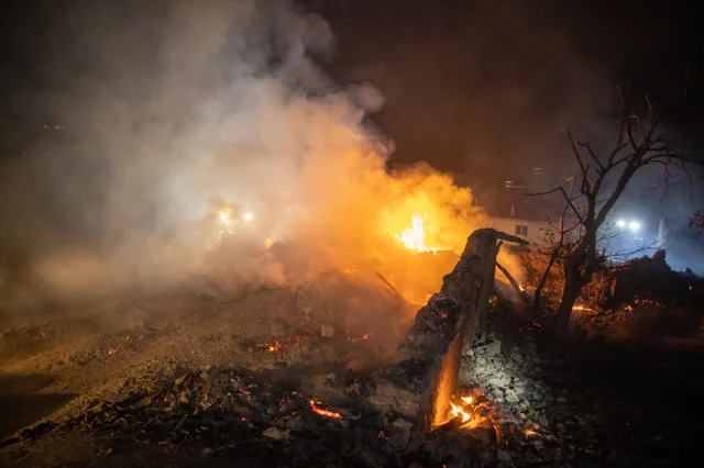 Geyve'de Orman Yangını Geniş Bir Alana Yayılıyor: Mahalleler Tahliye Edildi