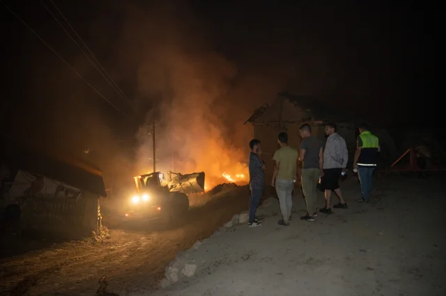 Geyve'de Orman Yangını Geniş Bir Alana Yayılıyor: Mahalleler Tahliye Edildi