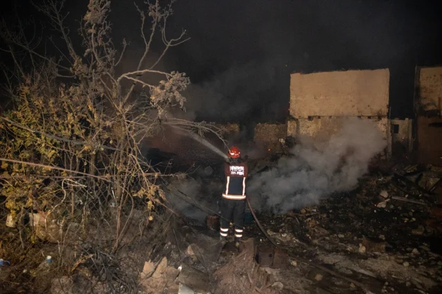 Geyve'de Orman Yangını Geniş Bir Alana Yayılıyor: Mahalleler Tahliye Edildi