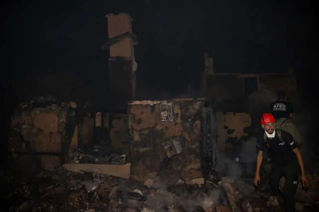 Geyve'de Orman Yangını Geniş Bir Alana Yayılıyor: Mahalleler Tahliye Edildi