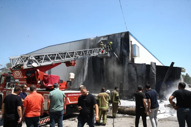 Bursa'da Tekstil Fabrikasındaki Yangın Hızla Kontrol Altına...