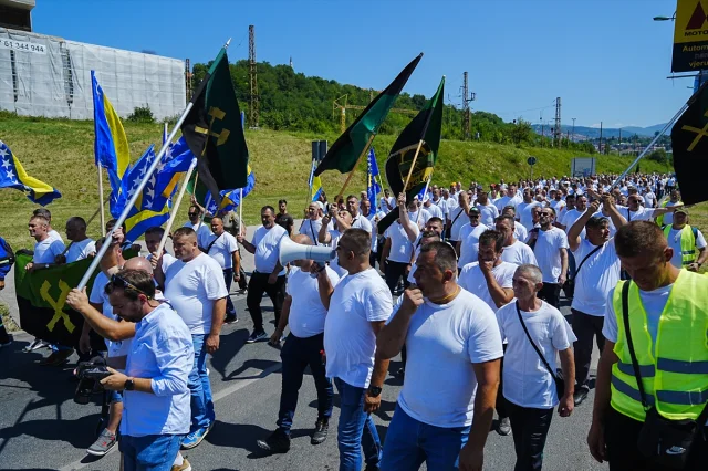 Bosna Hersek'te Madenciler Temel Haklar İçin Saraybosna Soka...