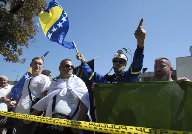 Bosna Hersek'te Madenciler Temel Haklar İçin Saraybosna Sokaklarında