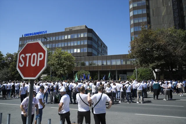 Bosna Hersek'te Madenciler Temel Haklar İçin Saraybosna Sokaklarında