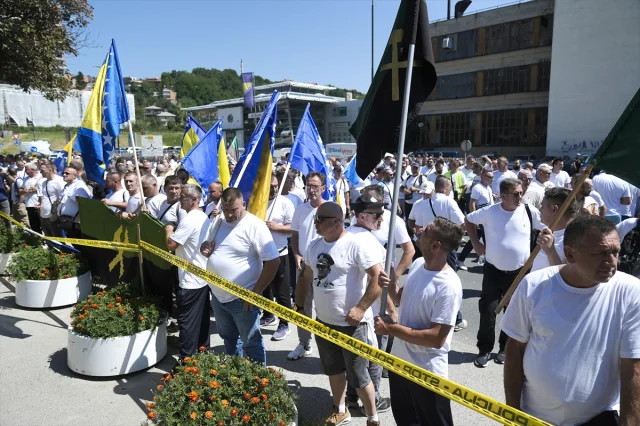 Bosna Hersek'te Madenciler Temel Haklar İçin Saraybosna Sokaklarında