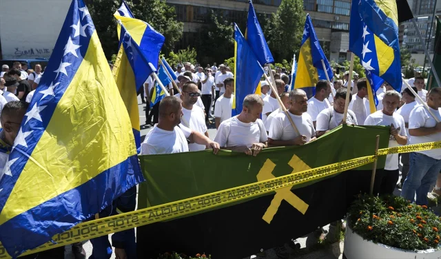 Bosna Hersek'te Madenciler Temel Haklar İçin Saraybosna Sokaklarında