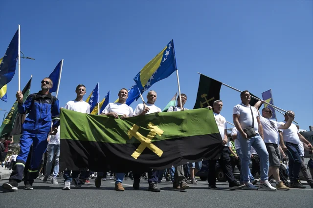 Bosna Hersek'te Madenciler Temel Haklar İçin Saraybosna Sokaklarında
