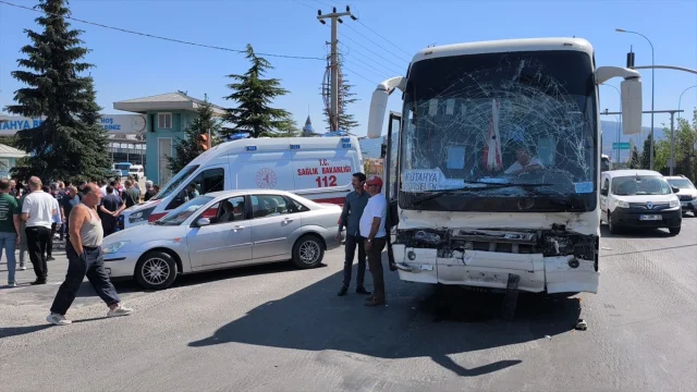 Kütahya'da Ağır Trafik Kazası 35 Kişiyi Yaraladı