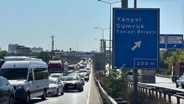 Kocaeli D-100 Karayolunda Zincirleme Kaza Trafiği Felç Etti