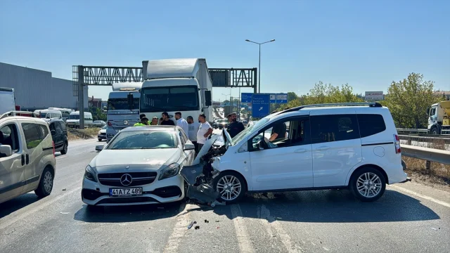 Kocaeli D-100 Karayolunda Zincirleme Kaza Trafiği Felç Etti