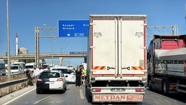 Kocaeli D-100 Karayolunda Zincirleme Kaza Trafiği Felç Etti