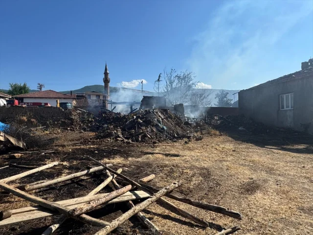 Tokat Çayköy'de Yangın Felaketi Ev ve Ahırları Kullanılamaz...