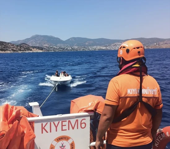 Bodrum Açıklarında Tekne Faciası: 9 Kişilik Kurtarma Operasy...