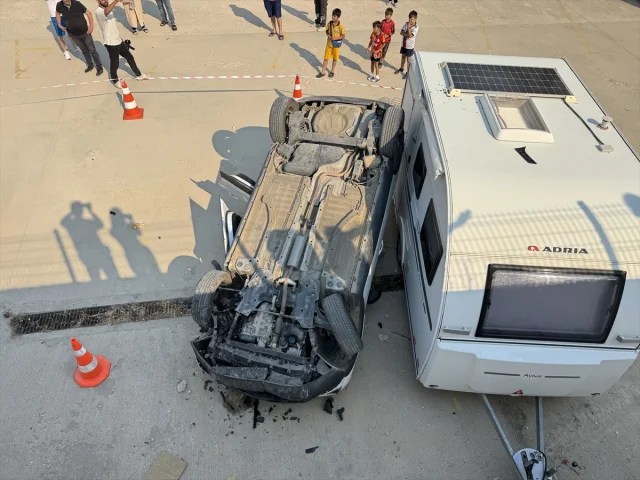 Eskişehir'de Korku Dolu Anlar: Kontrolden Çıkan Araç Site Bahçesine Düştü