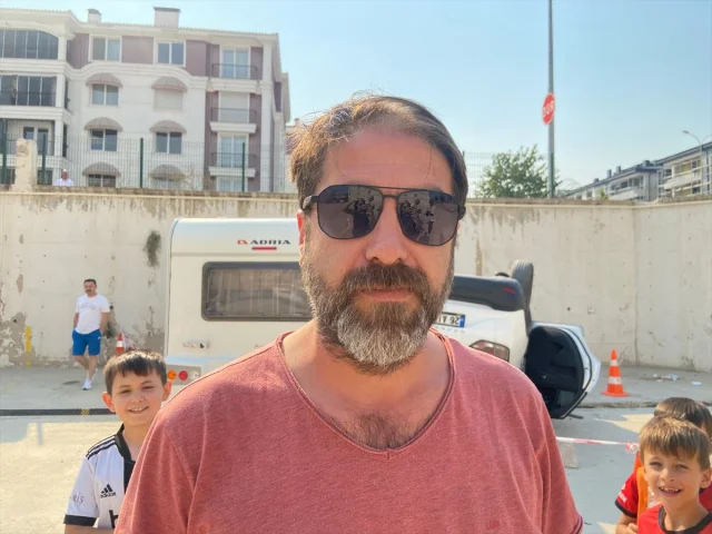 Eskişehir'de Korku Dolu Anlar: Kontrolden Çıkan Araç Site Bahçesine Düştü