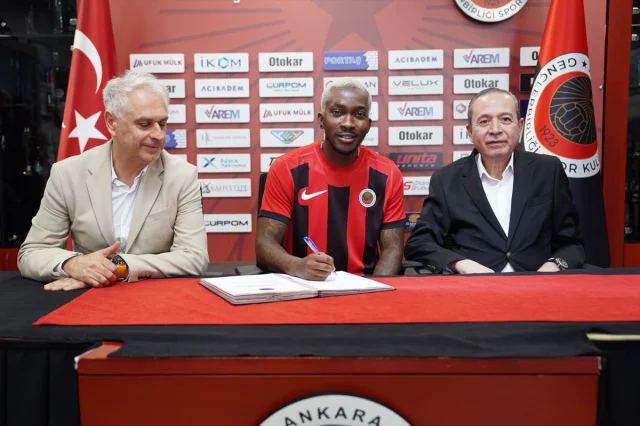 Gençlerbirliği'nde Onyekuru Heyecanı: Deneyimli Forvet 2 Yıllık İmza Attı