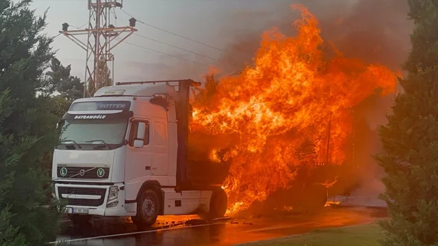Nevşehir'de Plastik Yüklü Tırda Çıkan Yangın Korkuttu