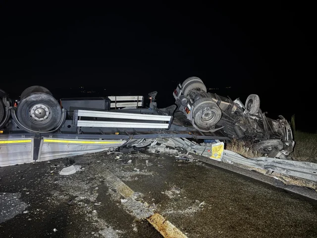 İstanbul-İzmir Otoyolu Trafik Kazası: Tır Kazası Deprem Etki...