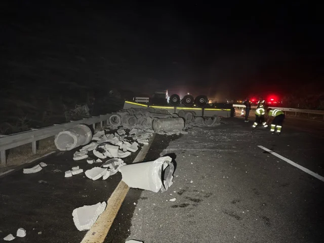 İstanbul-İzmir Otoyolu Trafik Kazası: Tır Kazası Deprem Etkisi Yarattı