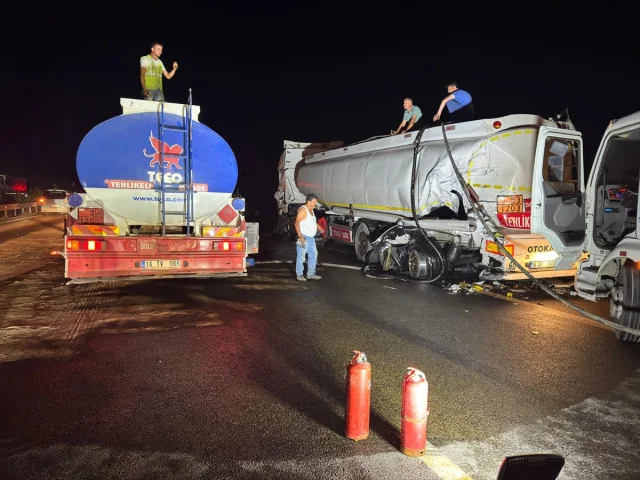 İstanbul-İzmir Otoyolu Trafik Kazası: Tır Kazası Deprem Etkisi Yarattı