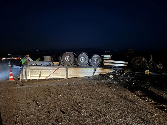 İstanbul-İzmir Otoyolu Trafik Kazası: Tır Kazası Deprem Etkisi Yarattı