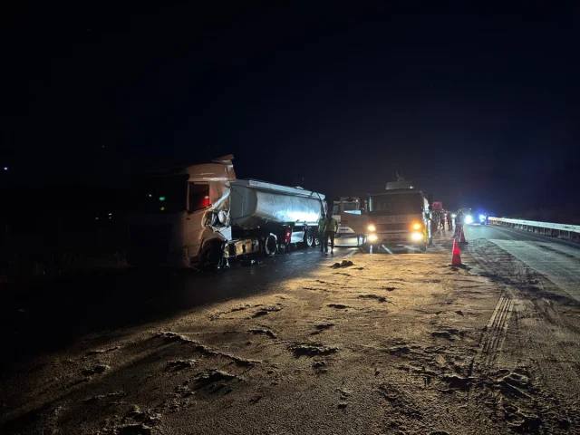 İstanbul-İzmir Otoyolu Trafik Kazası: Tır Kazası Deprem Etkisi Yarattı