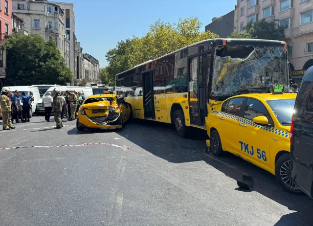 Beyoğlu'nda Zincirleme Trafik Kazası Kaos Yarattı