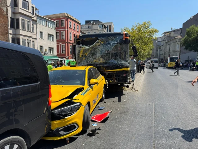 Beyoğlu'nda Zincirleme Trafik Kazası Kaos Yarattı