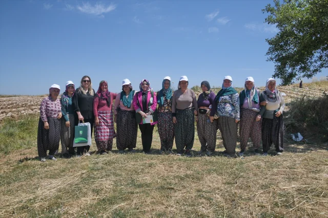 Yeşilay'dan Sarımsak Tarlasında Çalışan Kadınlara Anlamlı Ziyaret