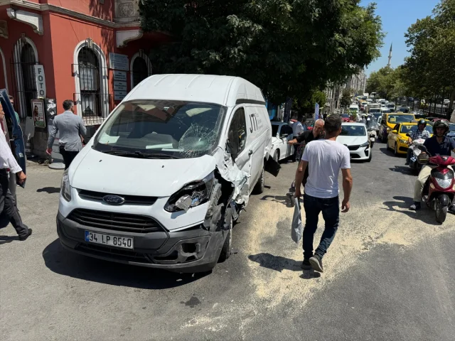 Beyoğlu'nda Zincirleme Kaza: 9 Araç Birbirine Girdi, 5 Yaralı