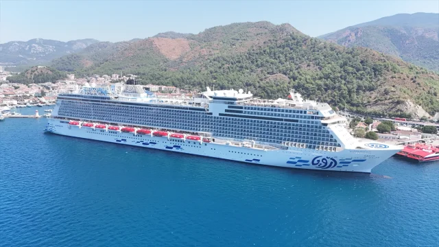 Lüks Kruvaziyer "Aroya" Marmaris'te Turistlerle Coşku Yarattı