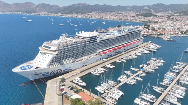 Lüks Kruvaziyer "Aroya" Marmaris'te Turistlerle Coşku Yarattı