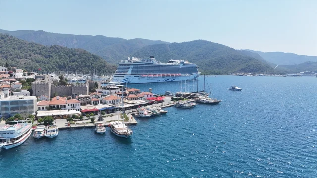 Lüks Kruvaziyer "Aroya" Marmaris'te Turistlerle Coşku Yarattı