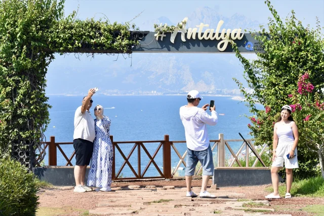 Antalya'da Sıcak Hava Tatilcileri Sahillere Akın Ettirdi