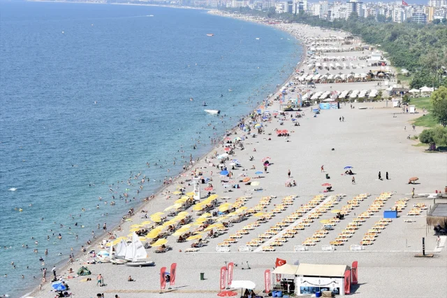 Antalya'da Sıcak Hava Tatilcileri Sahillere Akın Ettirdi