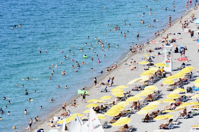 Antalya'da Sıcak Hava Tatilcileri Sahillere Akın Ettirdi