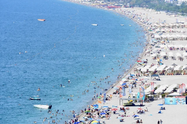 Antalya'da Sıcak Hava Tatilcileri Sahillere Akın Ettirdi