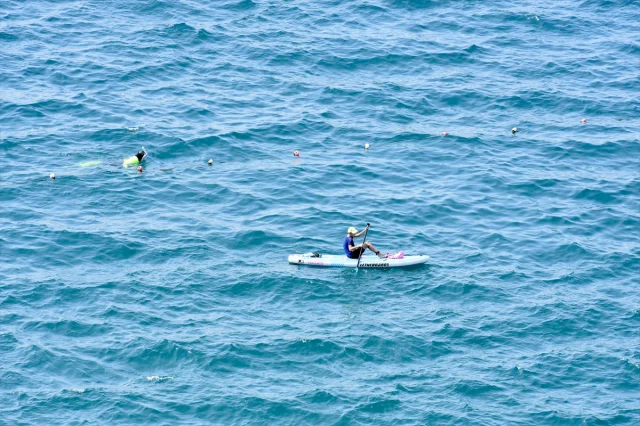Antalya'da Sıcak Hava Tatilcileri Sahillere Akın Ettirdi