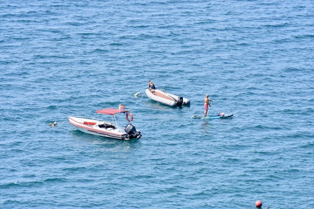 Antalya'da Sıcak Hava Tatilcileri Sahillere Akın Ettirdi